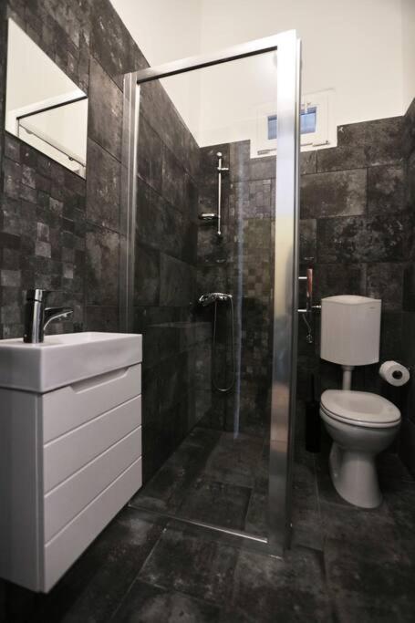 Unwind In Style W Sauna Dsgn 2Br Home Boedapest Buitenkant foto