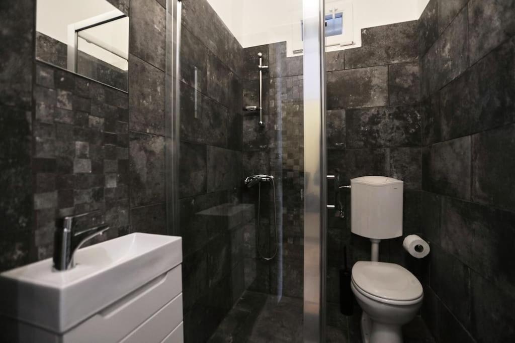 Unwind In Style W Sauna Dsgn 2Br Home Boedapest Buitenkant foto